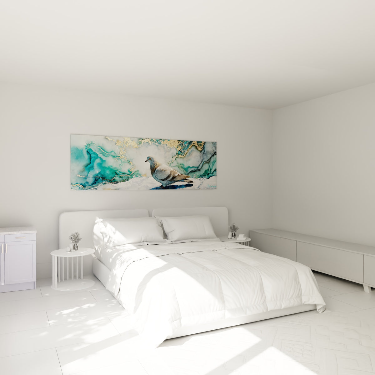 Colombe au plumage gris et brun sur fond bleu marine, au-dessus d'un lit dans une chambre claire