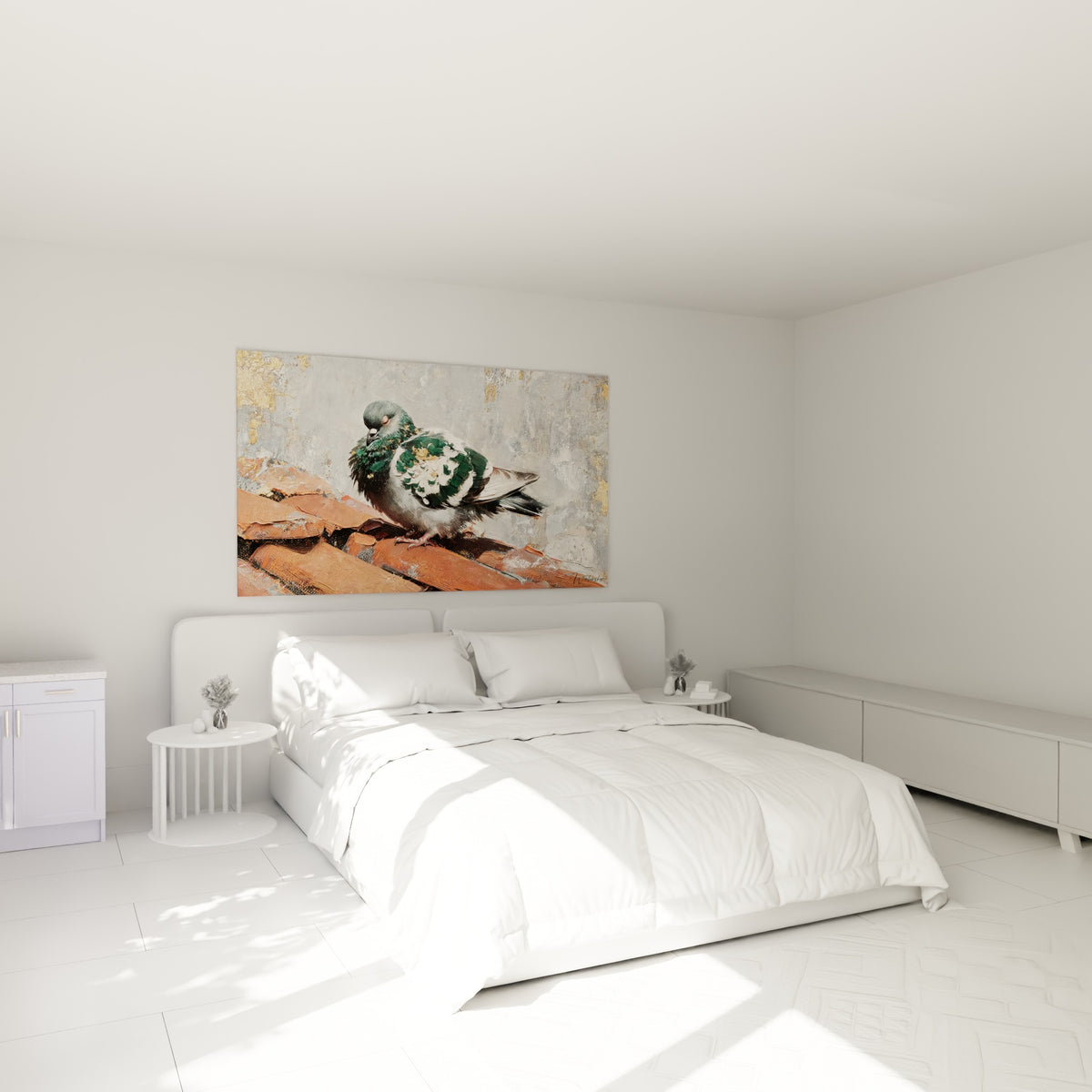 Oiseau gris et vert aux reflets dorés accroché au-dessus d'un lit dans une chambre claire