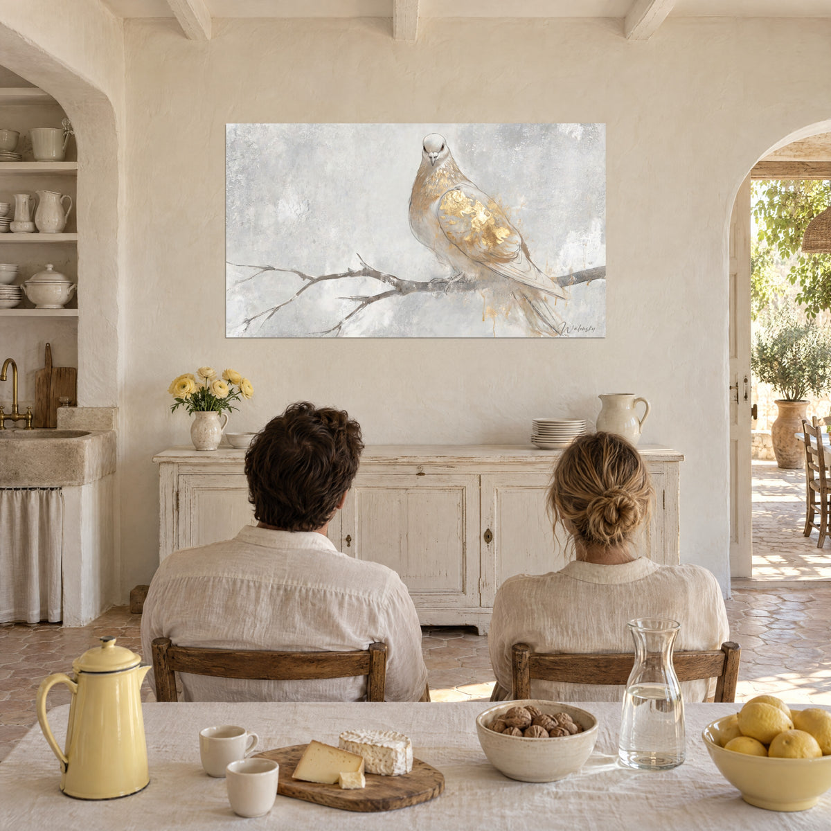 Tableau volatile crème et doré, regard de face, branche effeuillée grise, face à un couple de dos et une table de petit-déjeuner