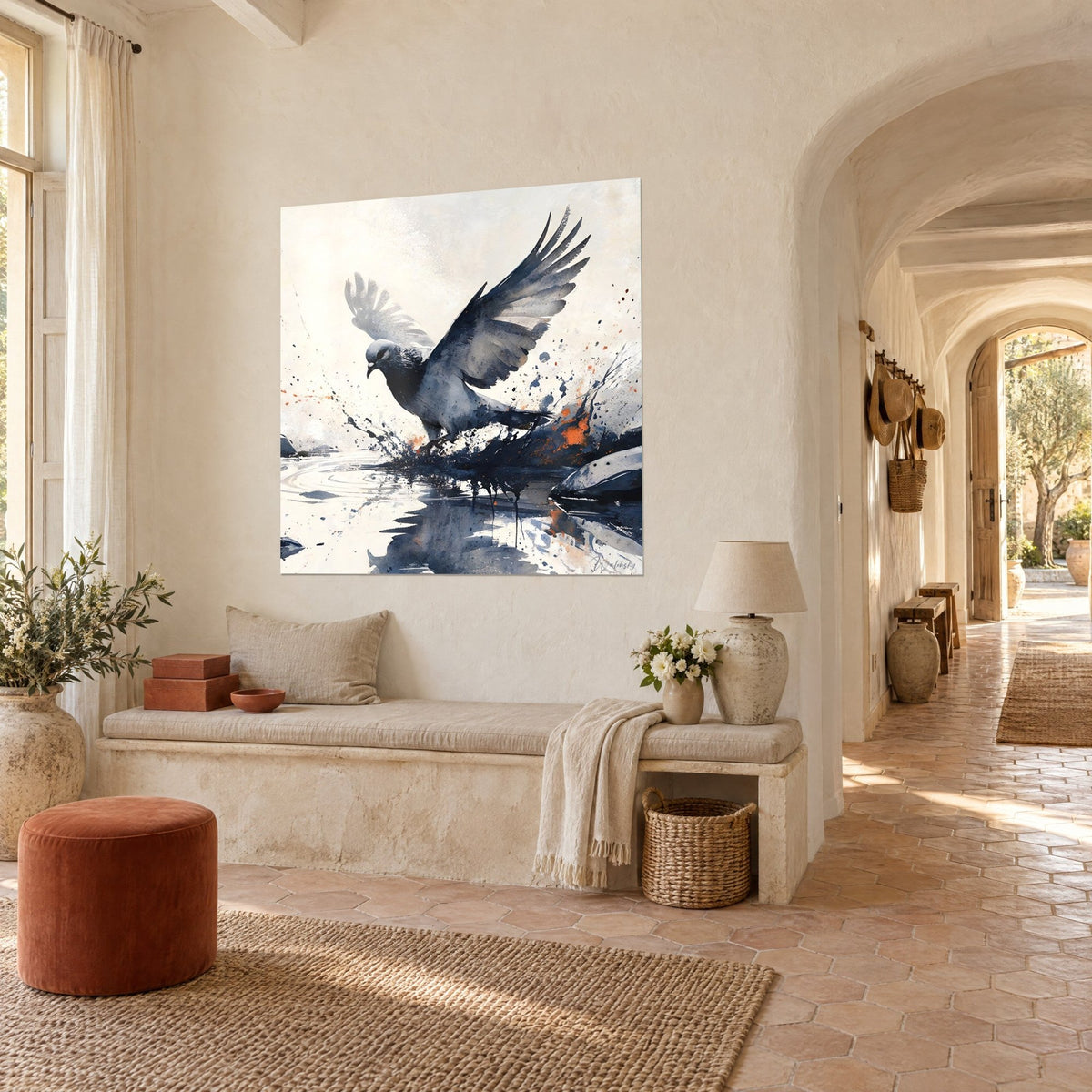 Tableau oiseau posant ses pattes sur l'eau, plumage ardoise sur fond ivoire et touches orange, banquette en pierre d'un mas provençal
