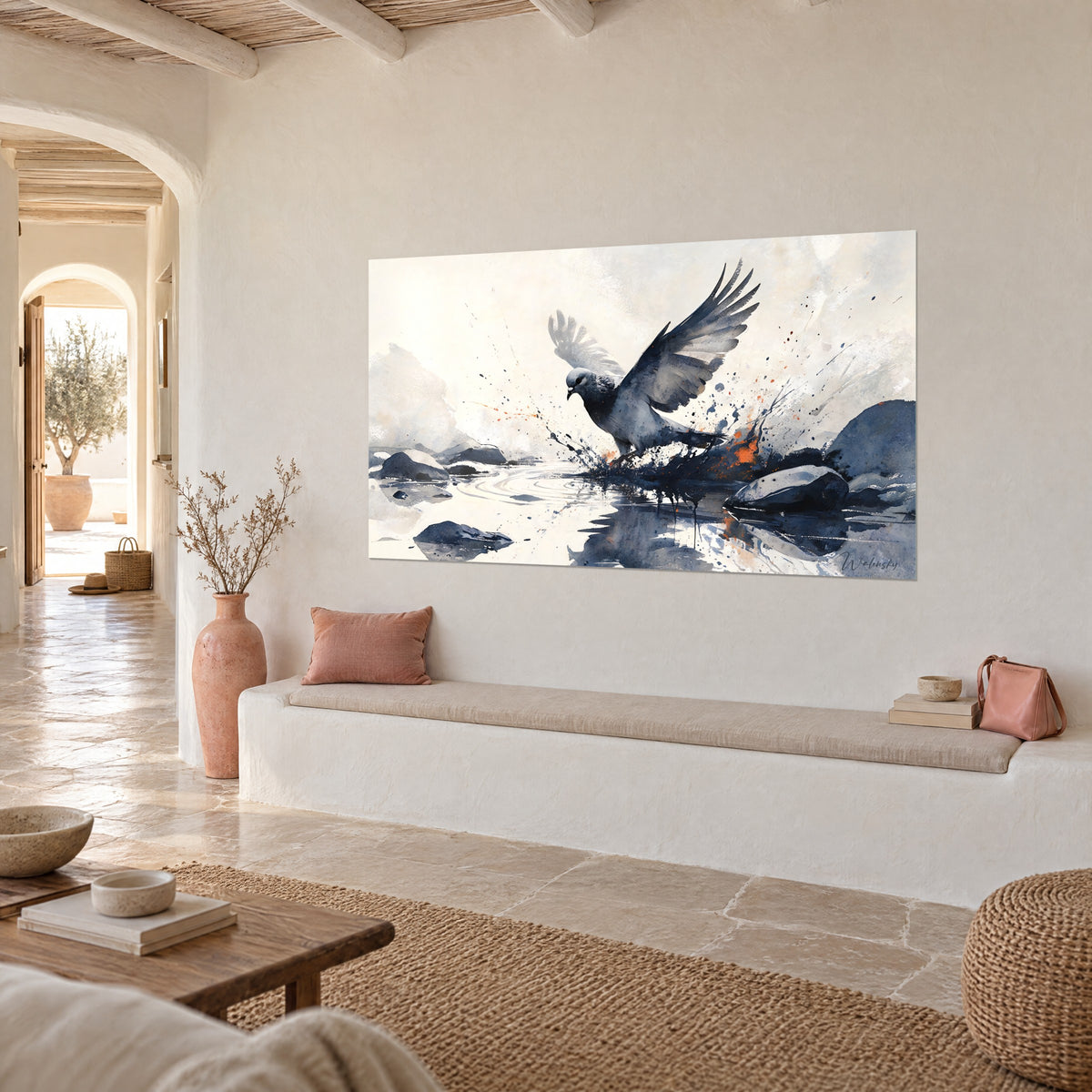 Tableau pigeon bleu ardoise se posant sur l'eau, fond crème et éclaboussures noires, vue de trois-quarts dans un séjour aux murs chaulés