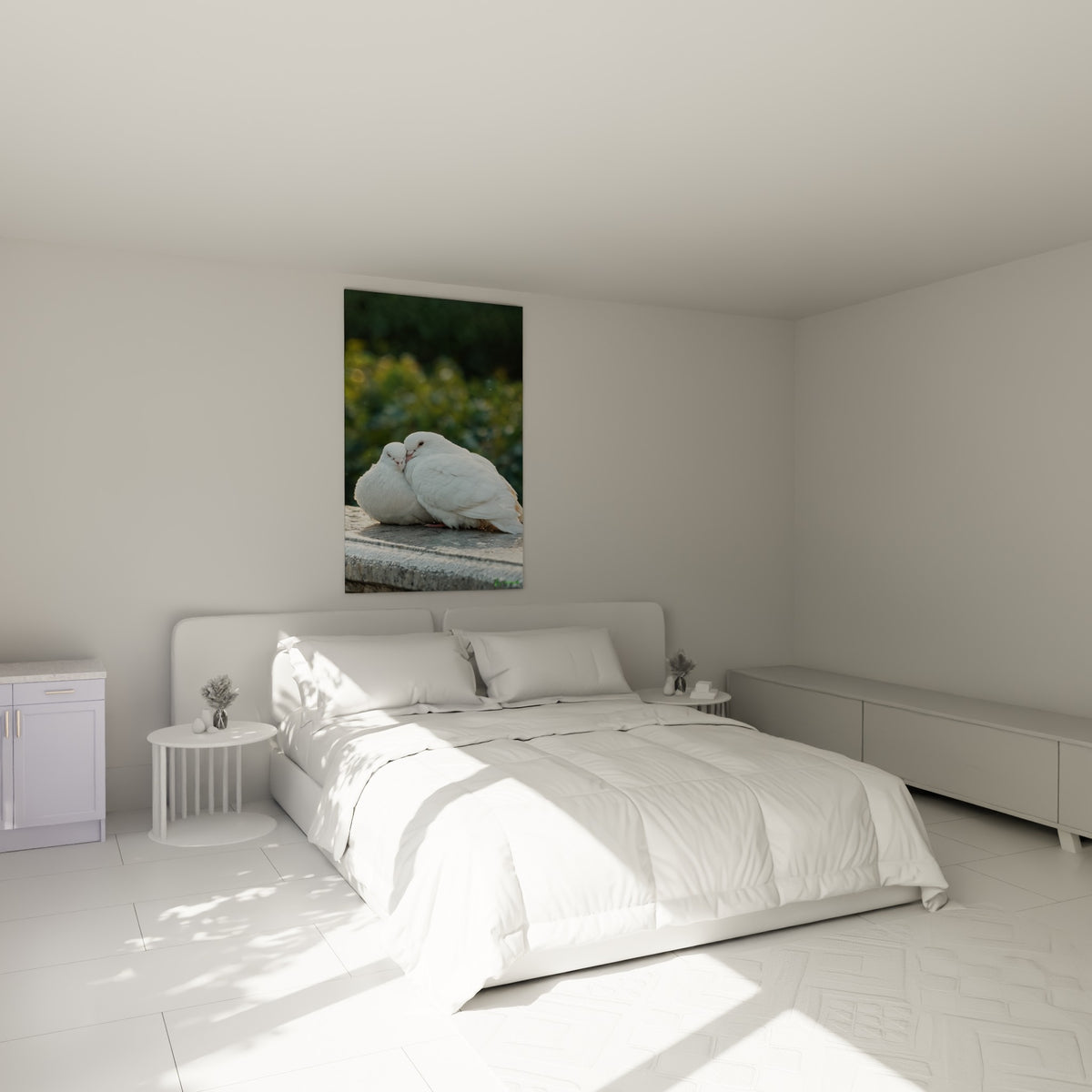 Colombes tendrement blotties, tons blanc et vert olive, au-dessus d'un lit dans une chambre claire