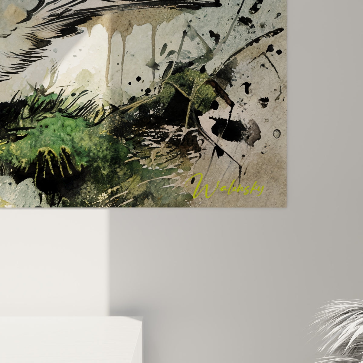 Plumes noires et blanches de la colombe, coulures d'aquarelle vert sauge visibles de près sur la toile