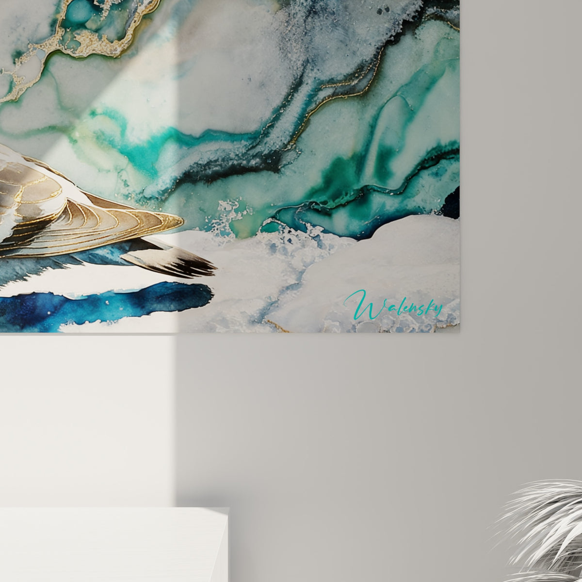 Veines dorées et bleu turquoise se mêlant en gros plan, révélant la texture marbrée de l'encre