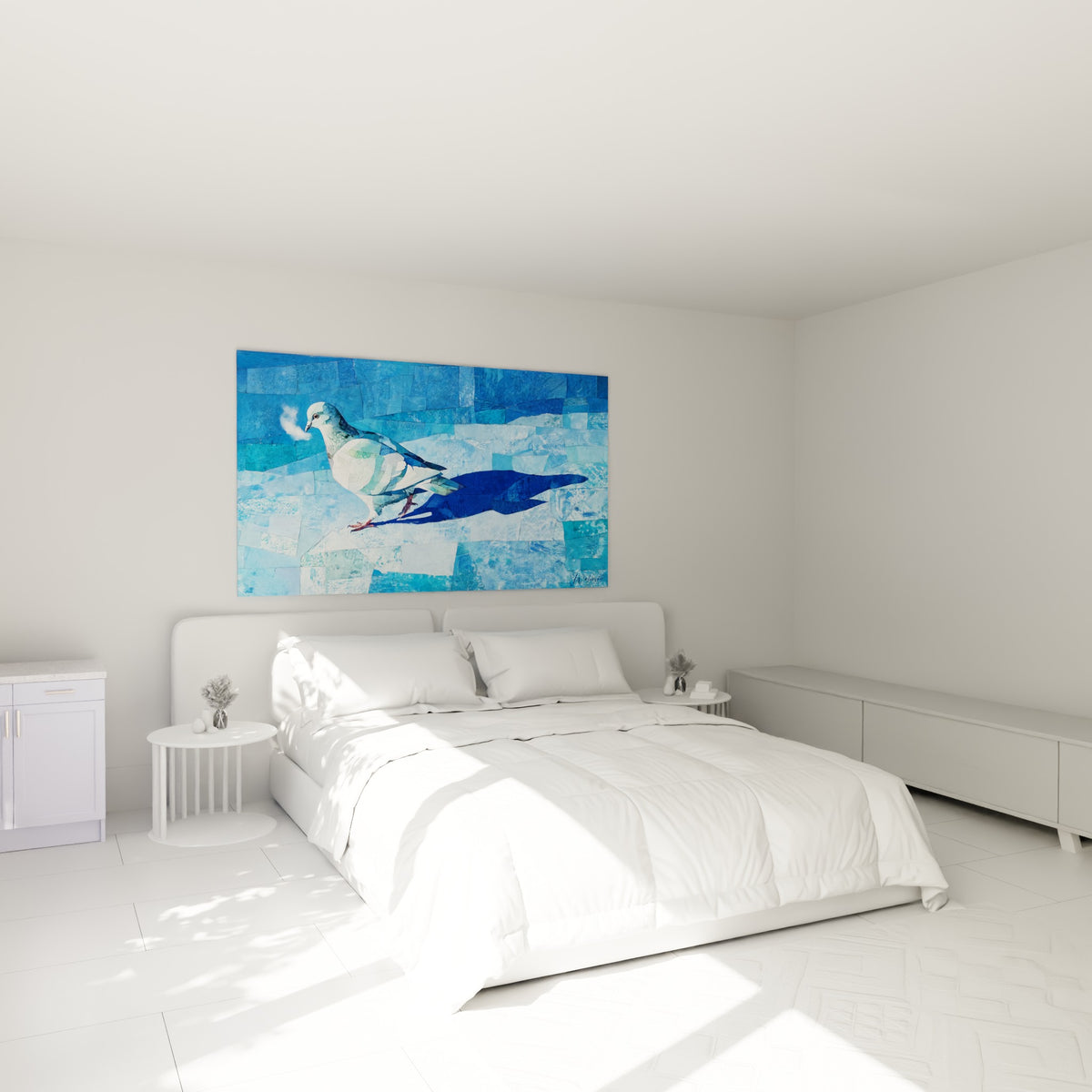 Oiseau turquoise et blanc en pleine marche, tableau accroché au-dessus d'un lit dans une chambre claire