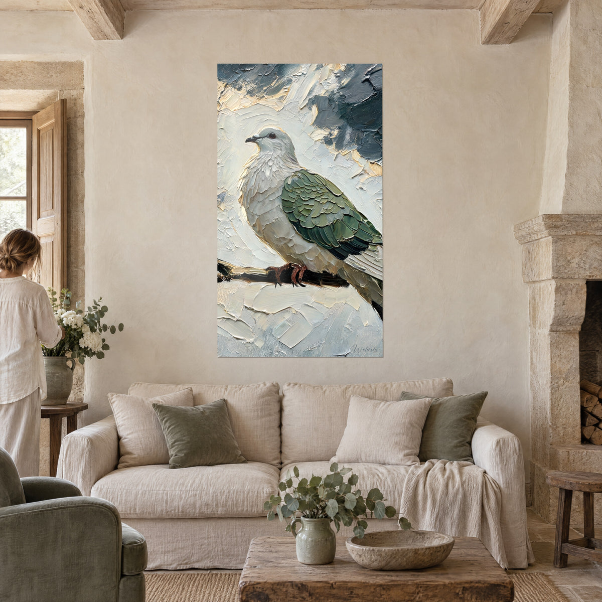 Tableau colombe blanche perchée, aile vert anthracite, fond crème et gris ardoise, au-dessus d'un canapé dans un salon lumineux