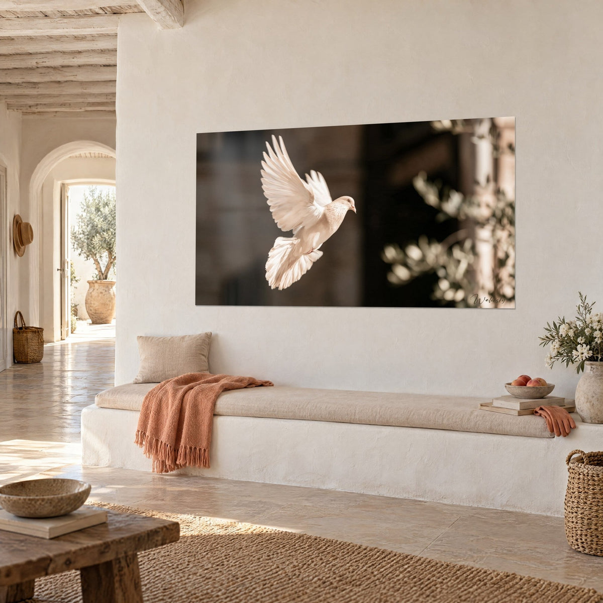Cuadro pájaro marfil en pleno vuelo, alas rosadas levantadas sobre fondo oscuro y rama plateada desenfocada, pared blanca y banco beige