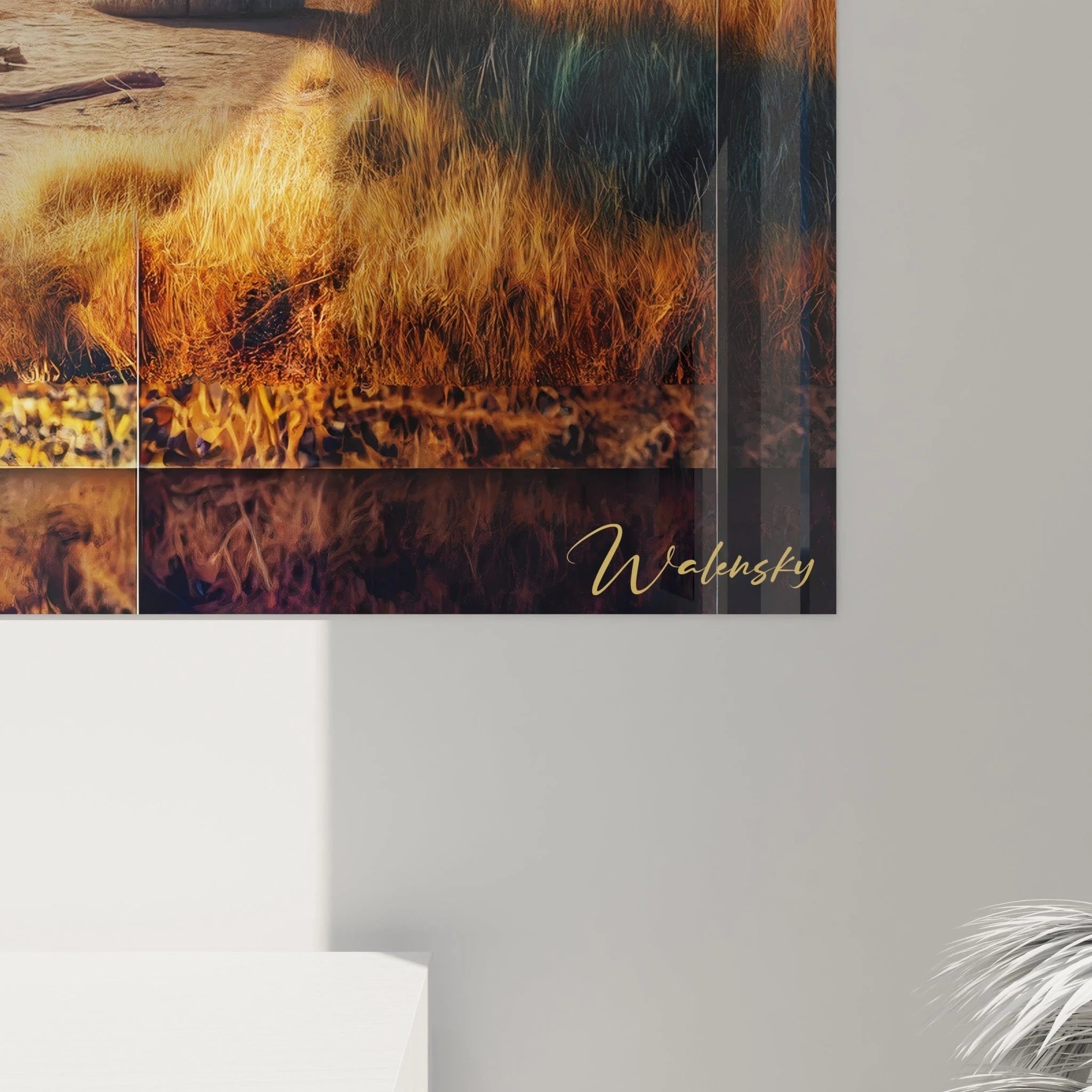 Un tableau d'animal présentant la face avant d'un éléphant dans son habitat naturel de savane. Les nombreux plis de la peau brune et les défenses courbées sont rendus avec précision. Le contraste entre les herbes ocre du premier plan et le ciel bleu nuageux accentue le réalisme de la scène.
