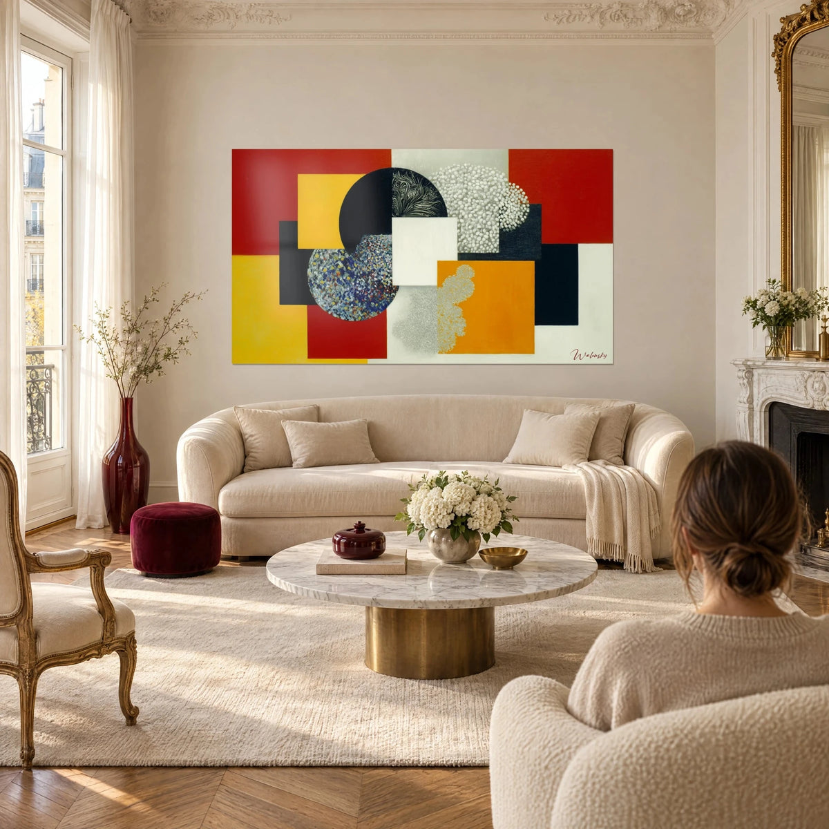 Gemälde geometrische Komposition in Rot und Gelb, schwarze Scheibe und weiße Punkte, über einem Sofa in einem hellen Wohnzimmer