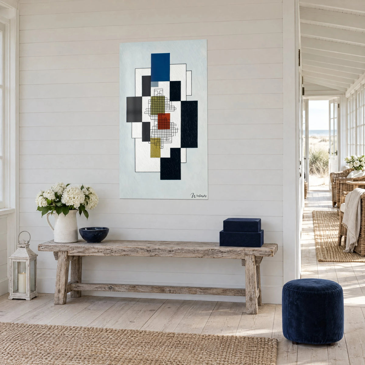 Gemälde visuelle Utopie mit schwarzen und weißen Blöcken, blaues Rechteck oben, feine Linien, Dreiviertelansicht auf eine holzvertäfelte Wand am Meer