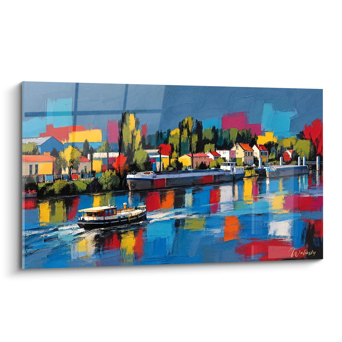Péniche noire et blanche traversant un fleuve bleu et rouge aux reflets fragmentés et colorés