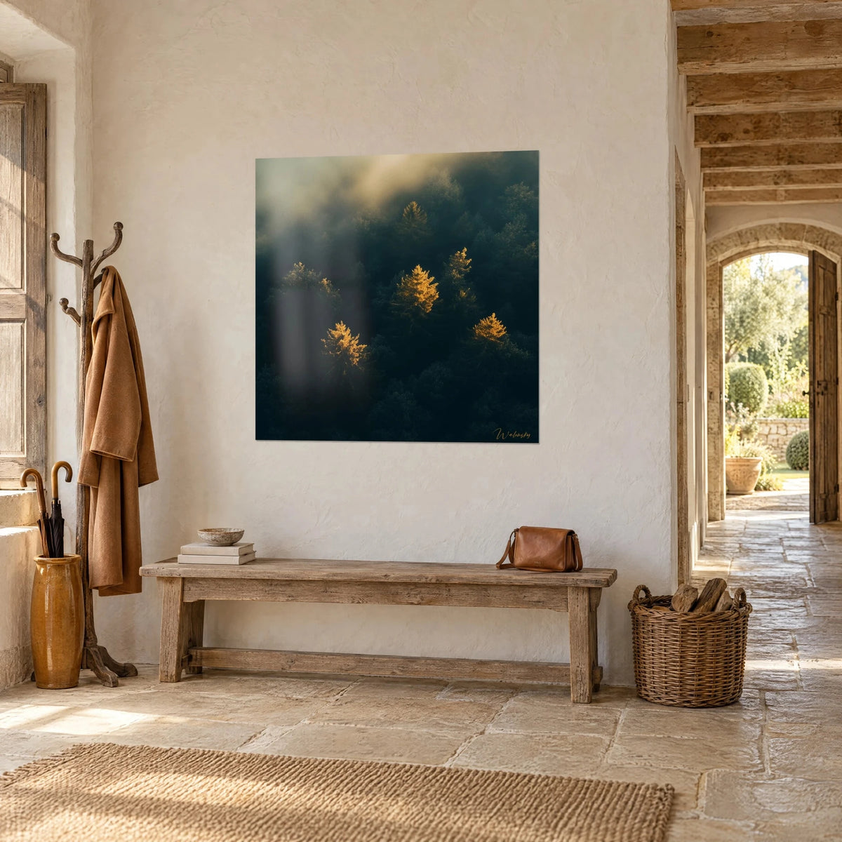 Quadro cime di conifere ambrate che bucano una nebbia lattiginosa, nero profondo e oro, su un muro di pietra bianca