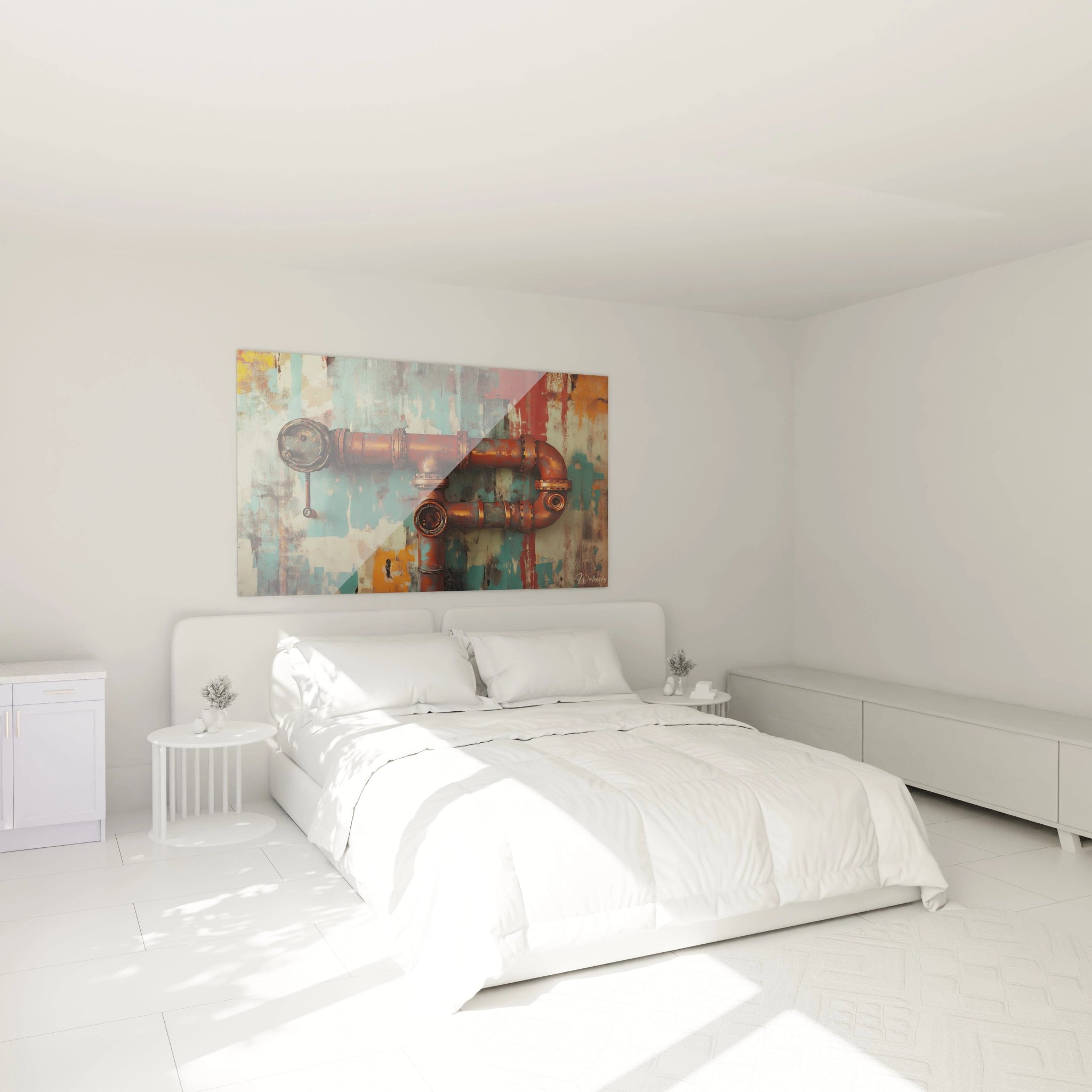Un tableau industriel montrant des conduites en cuivre formant un angle sur fond abstrait aux teintes turquoise, beige et rouge. La texture patinée du métal contraste avec les éclaboussures de peinture et les couches superposées du fond mural délavé.
