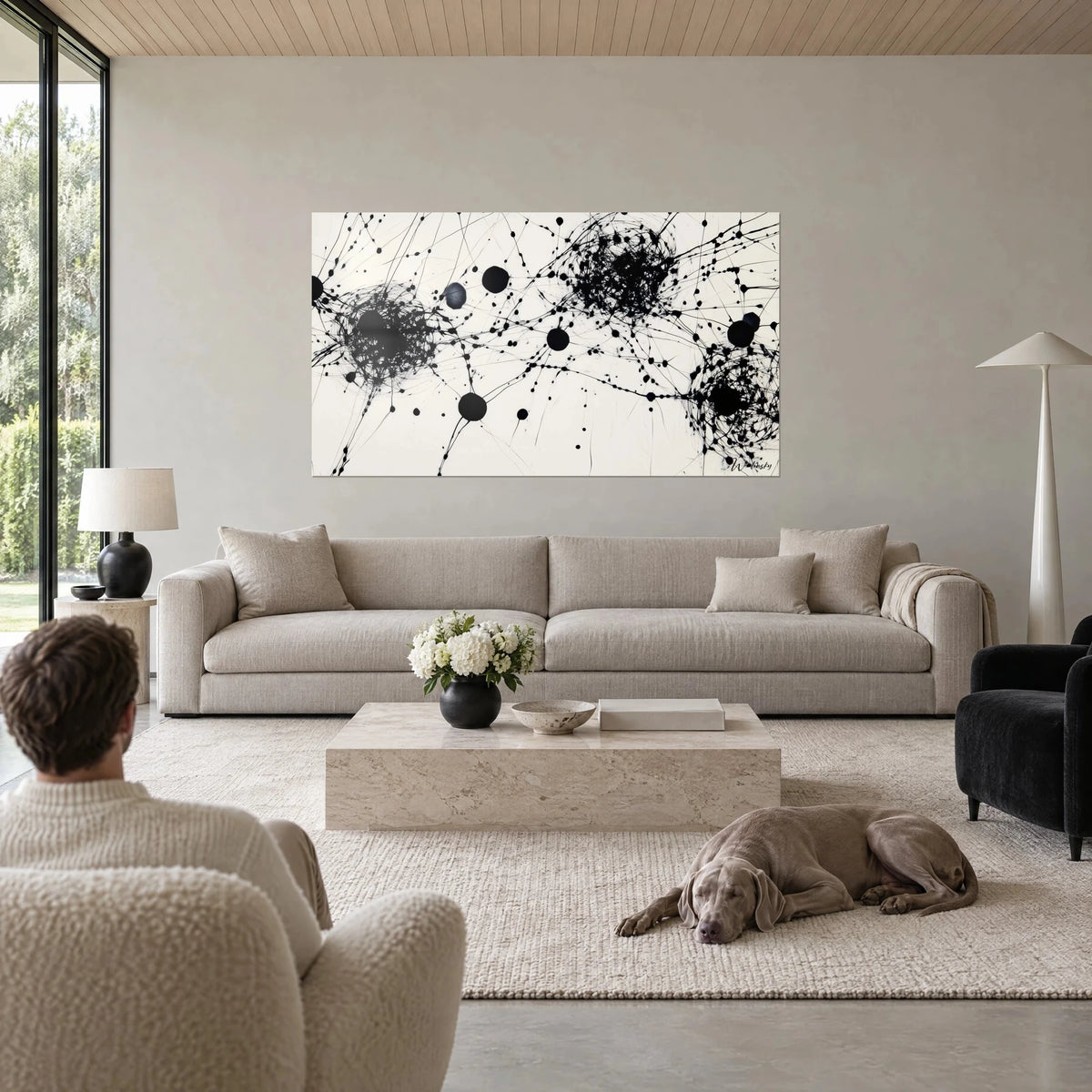 Tableau toile d'araignée d'encre noire sur fond crème, taches rondes et filets, au-dessus d'un canapé dans un salon lumineux