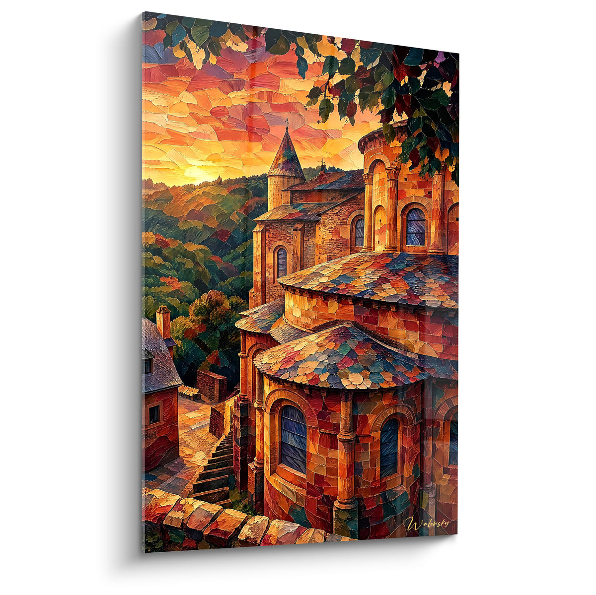 Abbatiale romane de Conques aux toits ocre et bleu marine sous un ciel orangé flamboyant