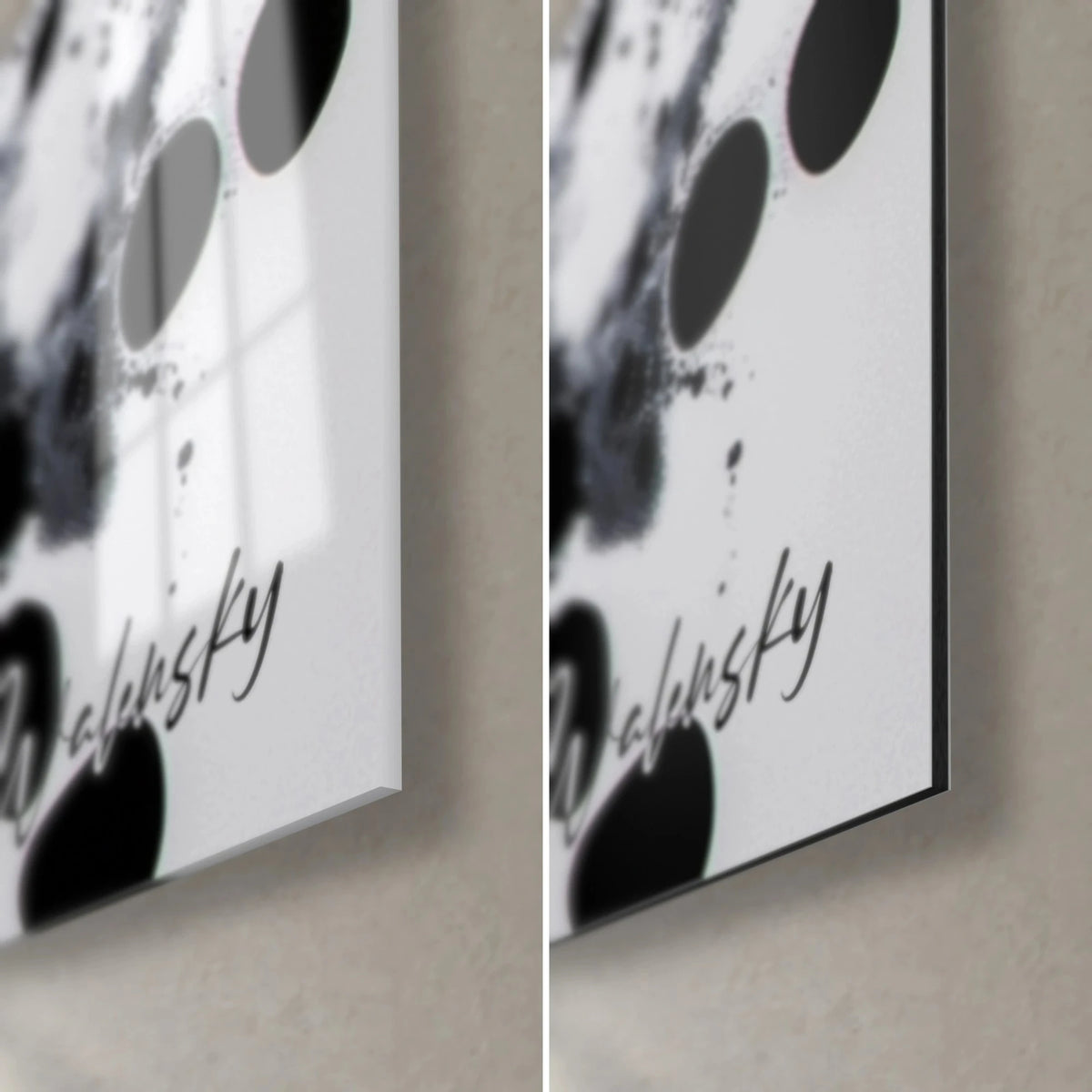 Schilderij zwarte inktvlekken op een witte achtergrond, rechter onderhoek, handgeschreven handtekening, glanzend glas links, mat Dibond rechts