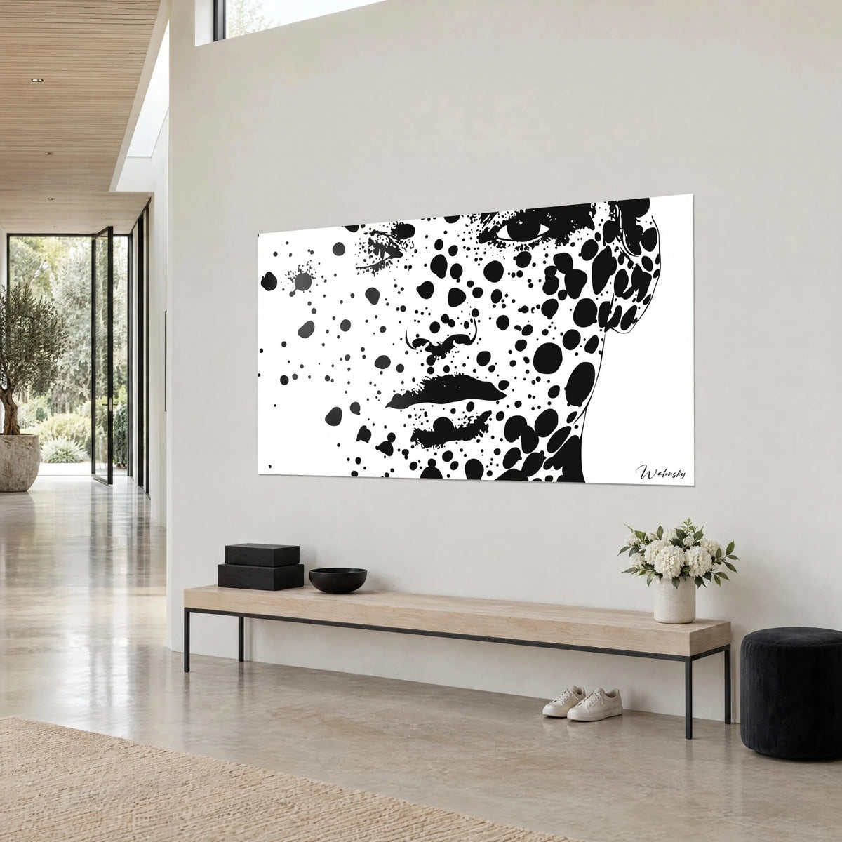Gemälde einer weiblichen Silhouette, bespritzt mit Tintentropfen, tiefes Schwarz auf Weiß, hellgraue Wand und Holzbank