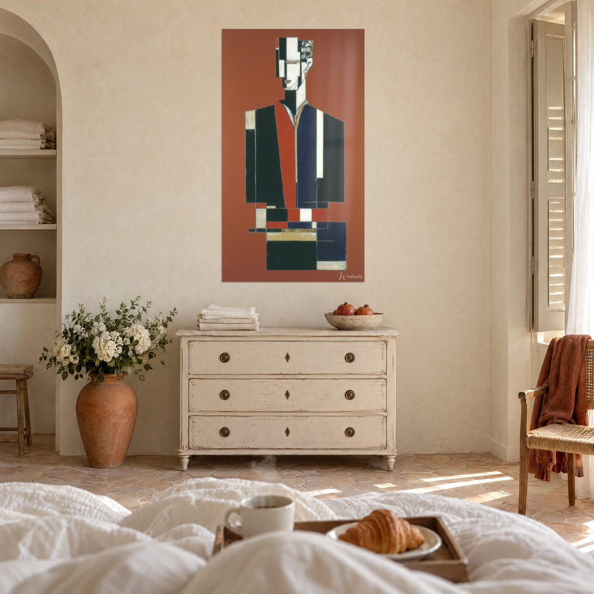 Schilderij constructivistische silhouet in baksteenrode en nachtblauwe vlakken, tegenover het bed, opgehangen boven een bed in een lichte slaapkamer