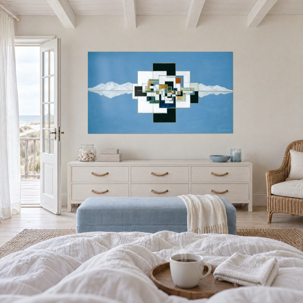 Cuadro mosaico de planos blancos encajados sobre fondo azul cielo, cumbres escarchadas reflejadas, encima de una cama en un dormitorio claro