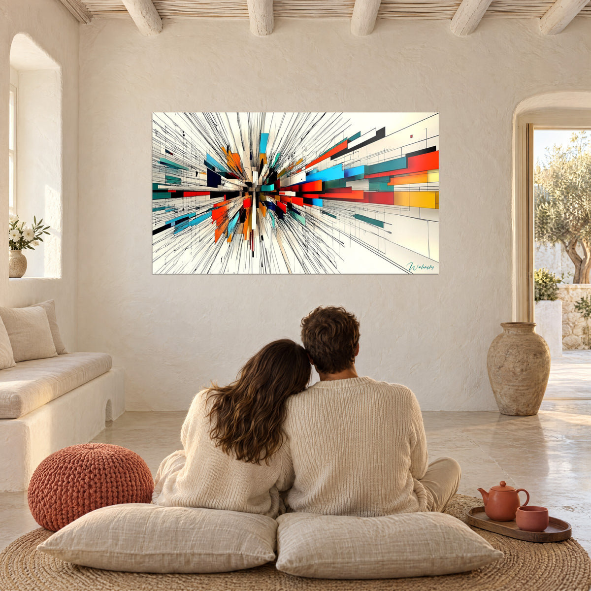 Tableau fragmentation géométrique vibrante, plans orange, bleu azur et jaune sur fond ivoire, un couple de dos assis sur des coussins au sol