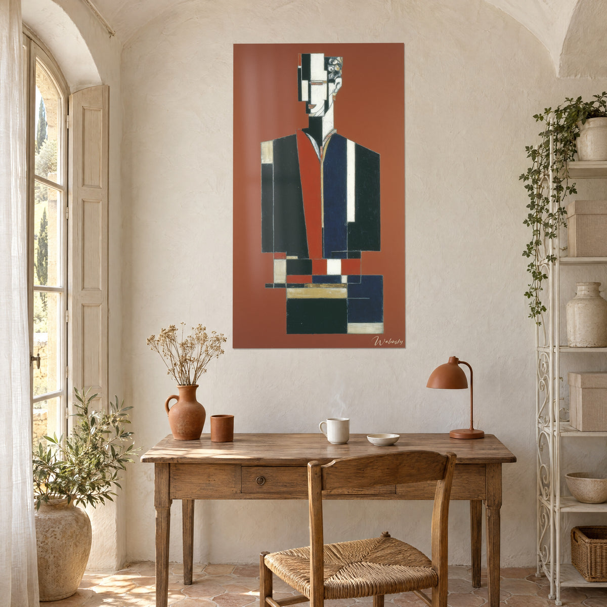 Schilderij modernistische effigie in ivoorkleurige, marineblauwe en zwarte panelen op roestkleurige achtergrond, boven een bureau van licht hout