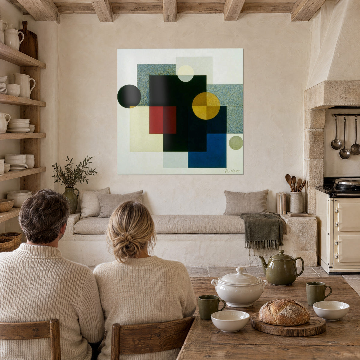 Cuadro constructivista de planos de color superpuestos en gris azulado moteado y negro, círculo dorado, dos personas de espaldas, comedor