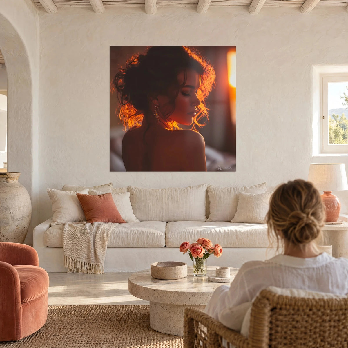 Gemälde junge Frau im Profil mit hinterleuchteten Locken in Bernstein und Kupfer, eine Frau von hinten, über einem Sofa in einem hellen Wohnzimmer