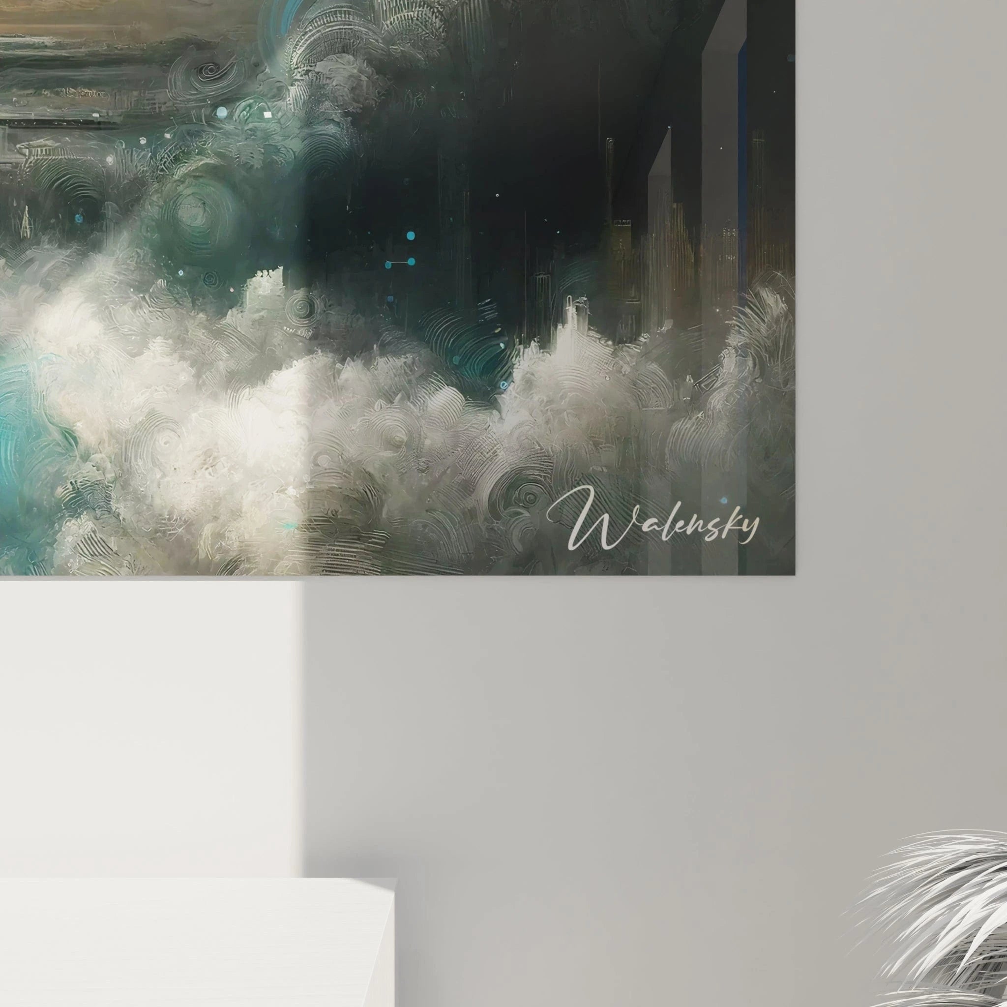 Un tableau abstrait de paysage côtier onirique. Utilise des nuances de bleu-vert phosphorescent, noir profond et doré pâle. La texture présente des formes vaporeuses, des éclaboussures lumineuses et des motifs circulaires concentriques, avec une ligne d'horizon illuminée et des points lumineux évoquant des étoiles ou particules en suspension.

