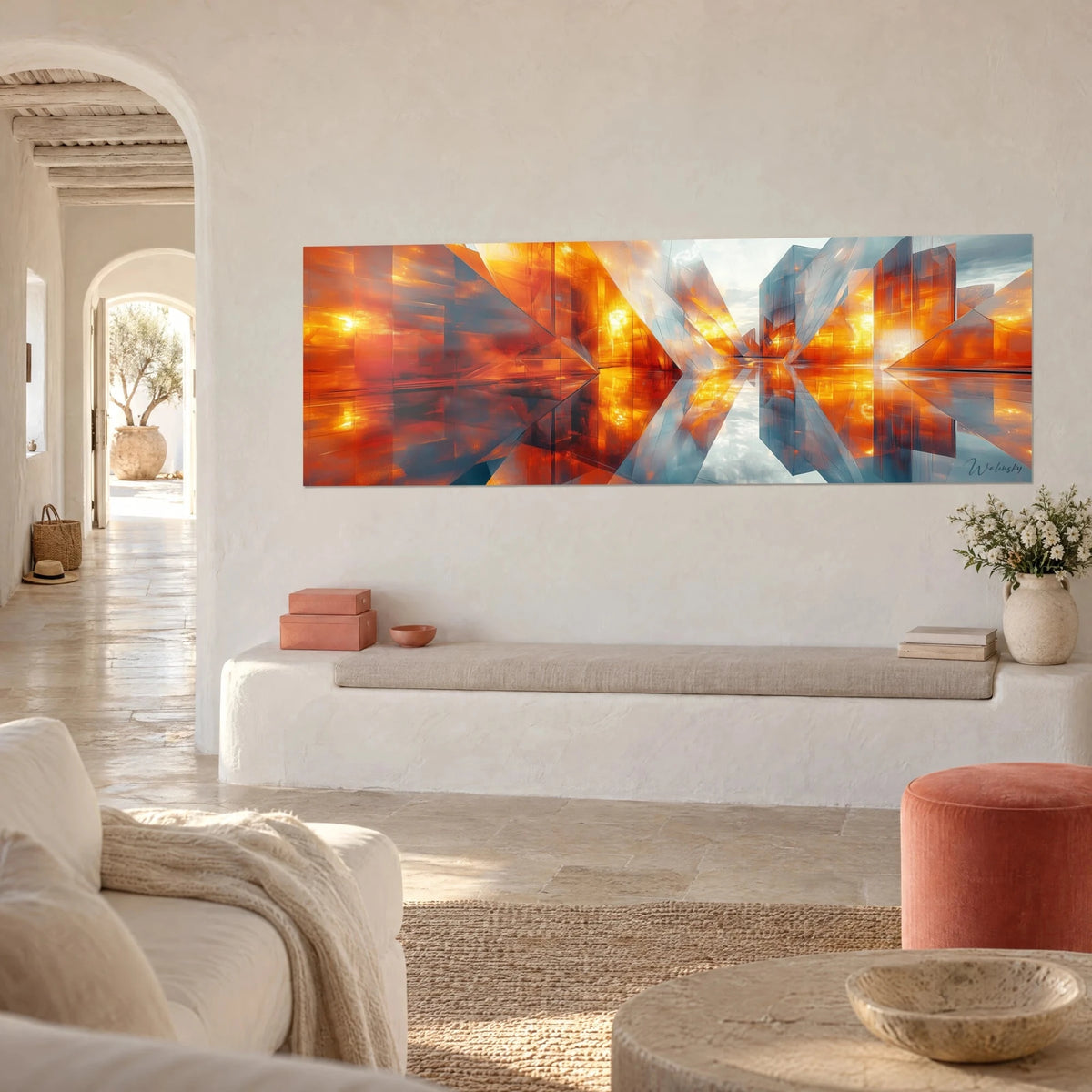 Tableau cristaux géométriques orange brûlé et bleu glacier en miroir, vue de trois-quarts sur mur chaulé, niche voûtée