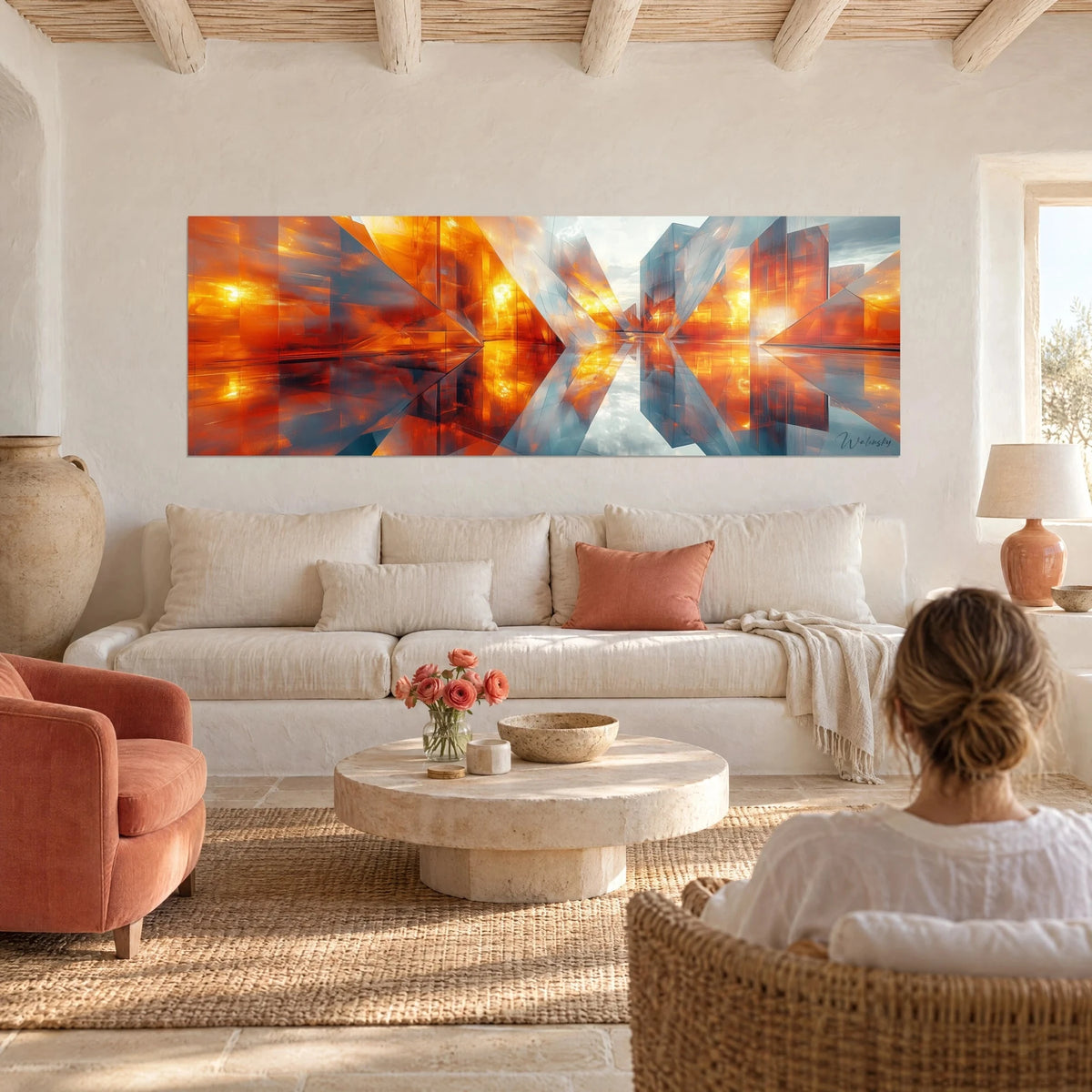 Tableau panoramique de prismes de verre ambre et acier, reflets orange dans l'eau, femme de dos, au-dessus d'un canapé dans un salon lumineux
