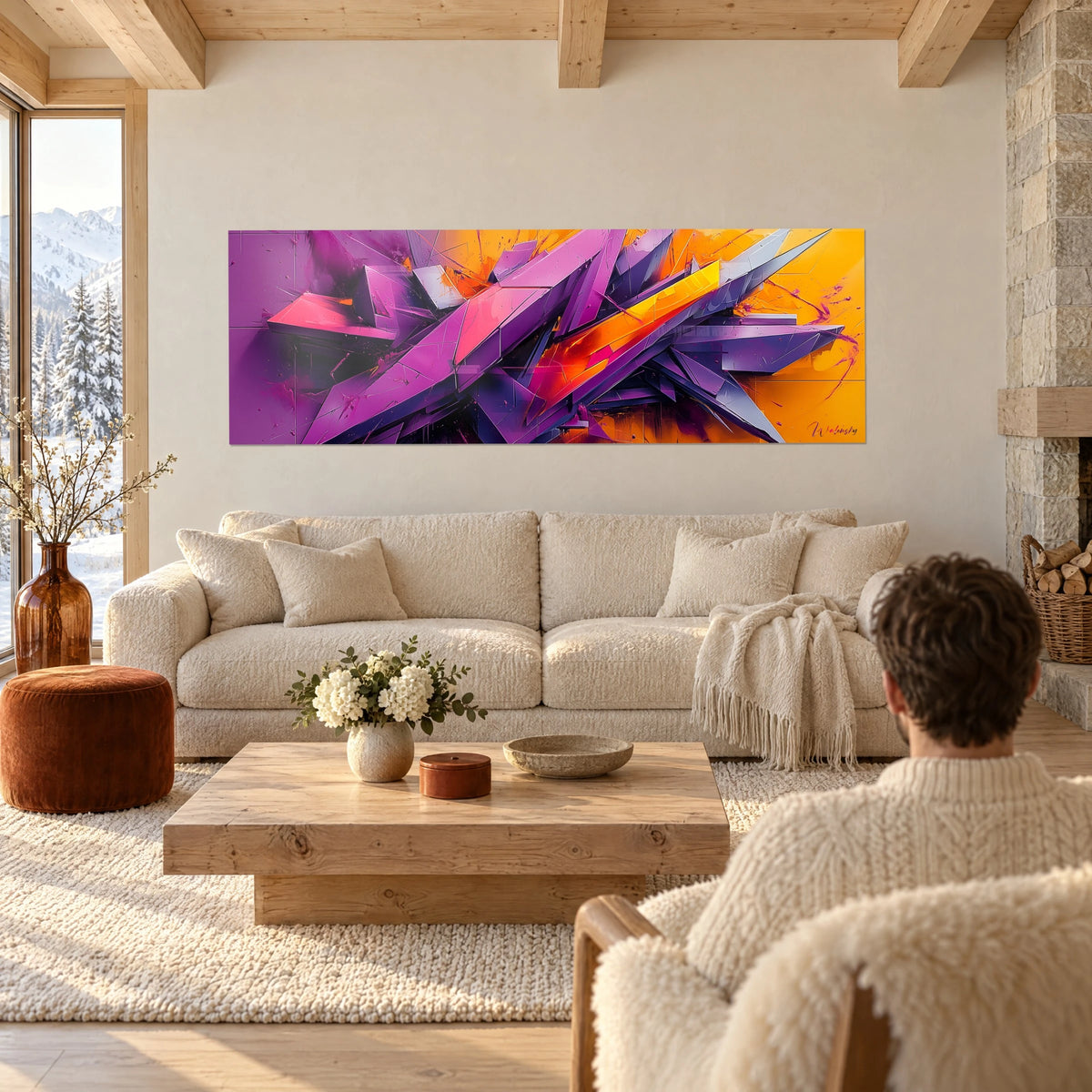 Tableau éclats violets en street art, facettes pourpres sur fond orange, au-dessus d'un canapé dans un salon lumineux