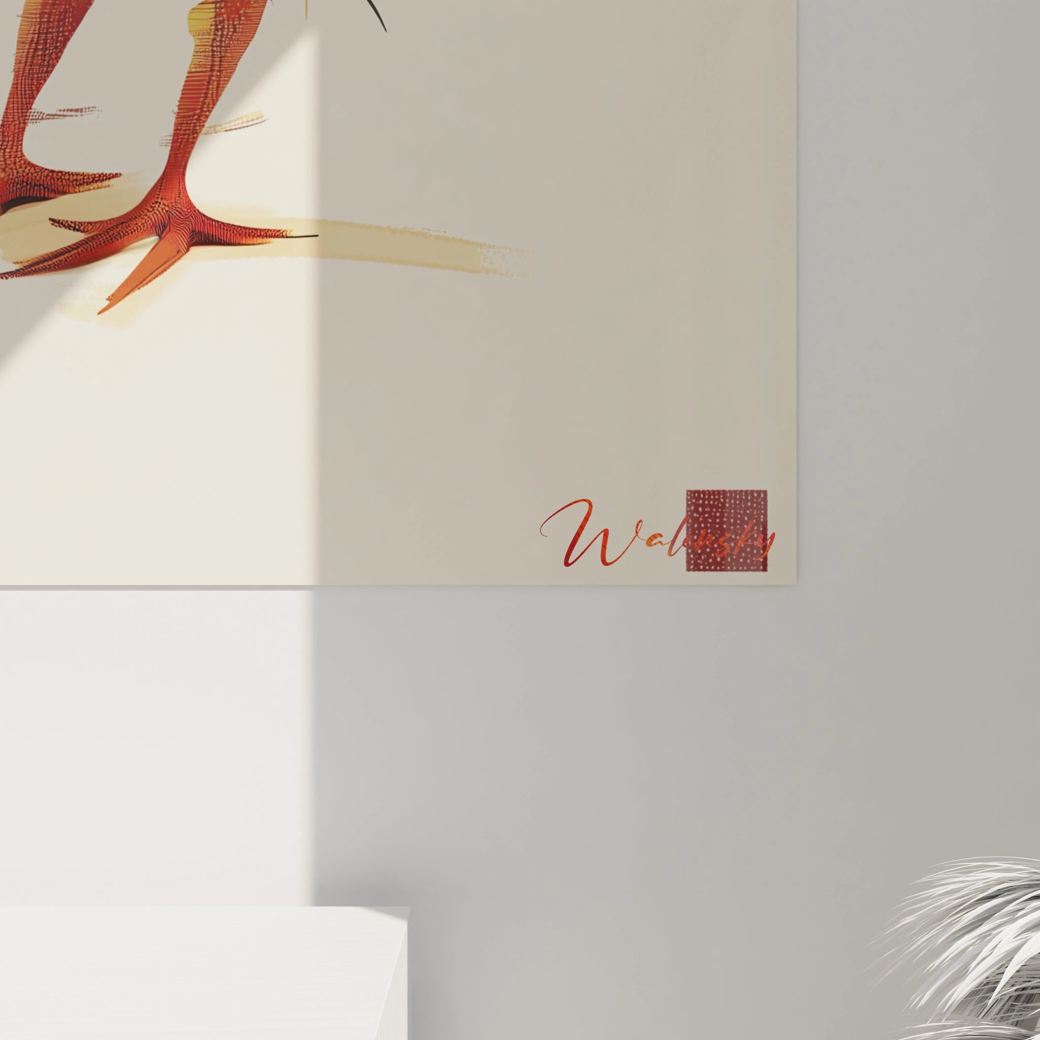 Un tableau coq artistique montrant un gallinacé fier aux proportions harmonieuses, corps orange lumineux, crête rouge vif et queue aux plumes multicolores allant du bleu marine au violet en passant par le turquoise, avec un traitement graphique des textures sur fond beige.

