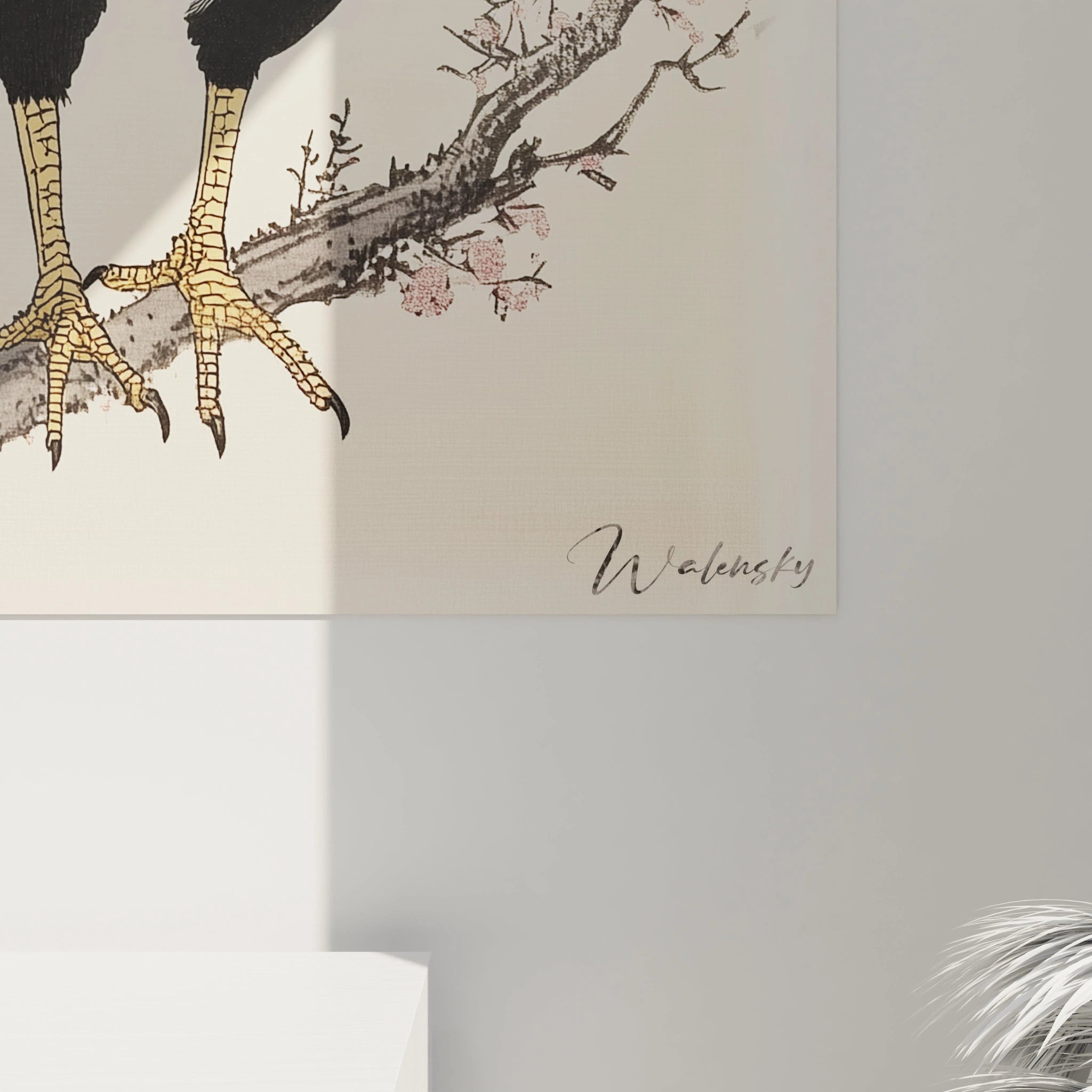 Un tableau coq d'art oriental illustrant un coq fier à la crête rouge écarlate et au plumage contrasté blanc et noir. Les détails méticuleusement rendus des plumes créent une texture vivante tandis que la branche fleurie évoque la tradition picturale japonaise sur fond beige doux.
