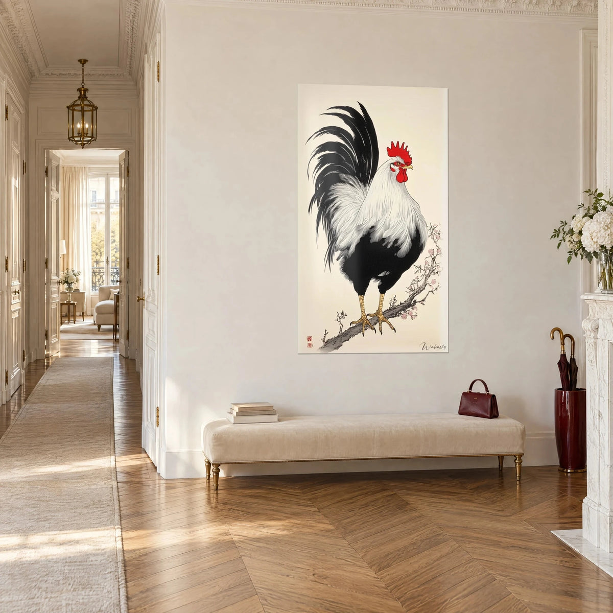 Tableau gallinacé à longue queue noire arquée et poitrail ivoire, fond crème, vu de trois-quarts au bout d'un couloir parquet