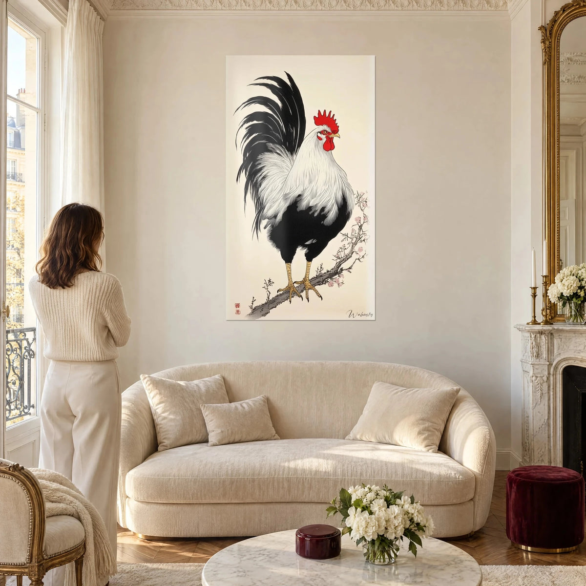 Tableau coq fier au plumage blanc et noir, crête rouge, perché sur une branche fleurie, au-dessus d'un canapé dans un salon lumineux