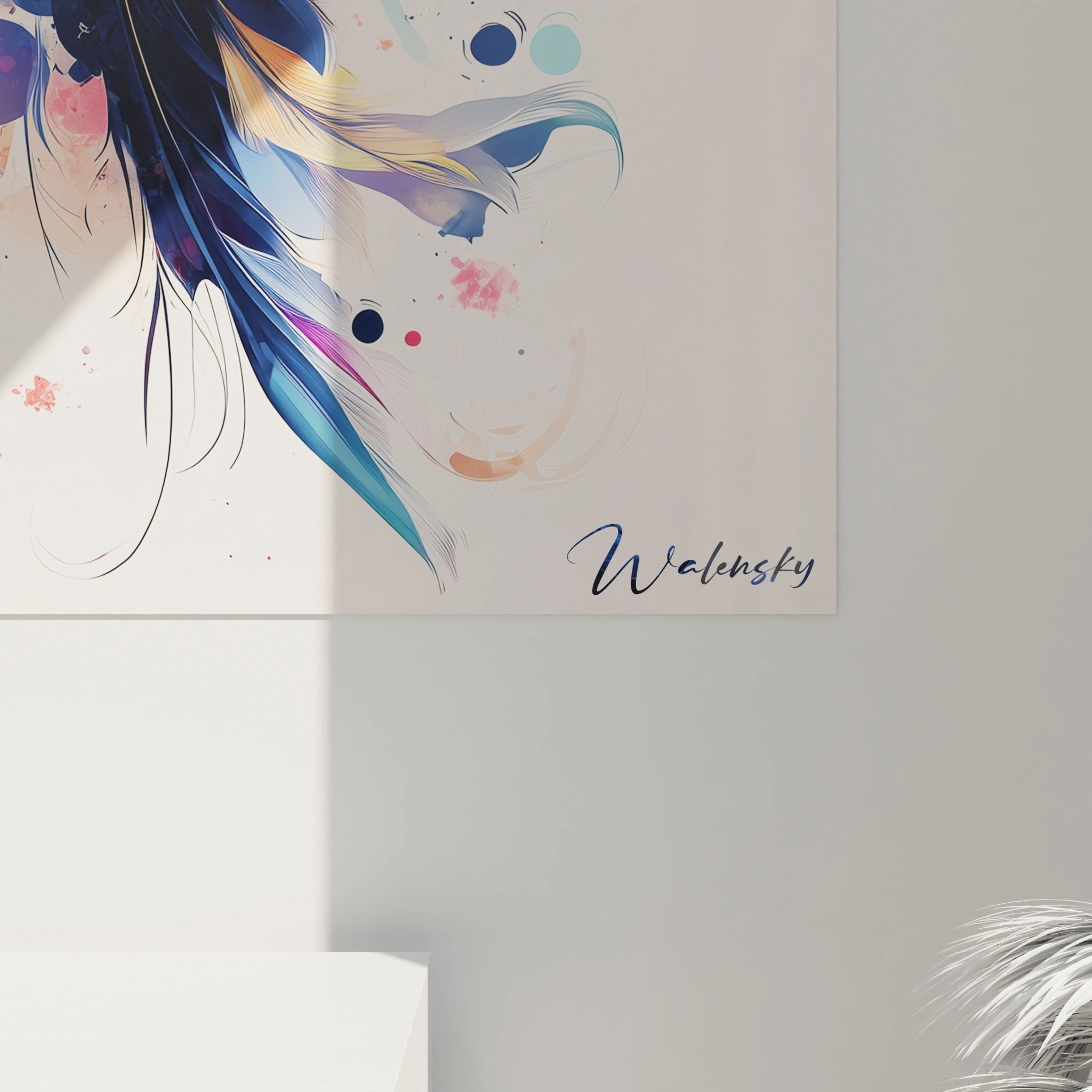 Tableau coq expressif montrant un volatile aux plumes bleues et rouges détaillées. La composition verticale est rehaussée par des projections de couleurs vives et des effets d'éclaboussures qui encadrent délicatement l'animal sur un fond neutre.
