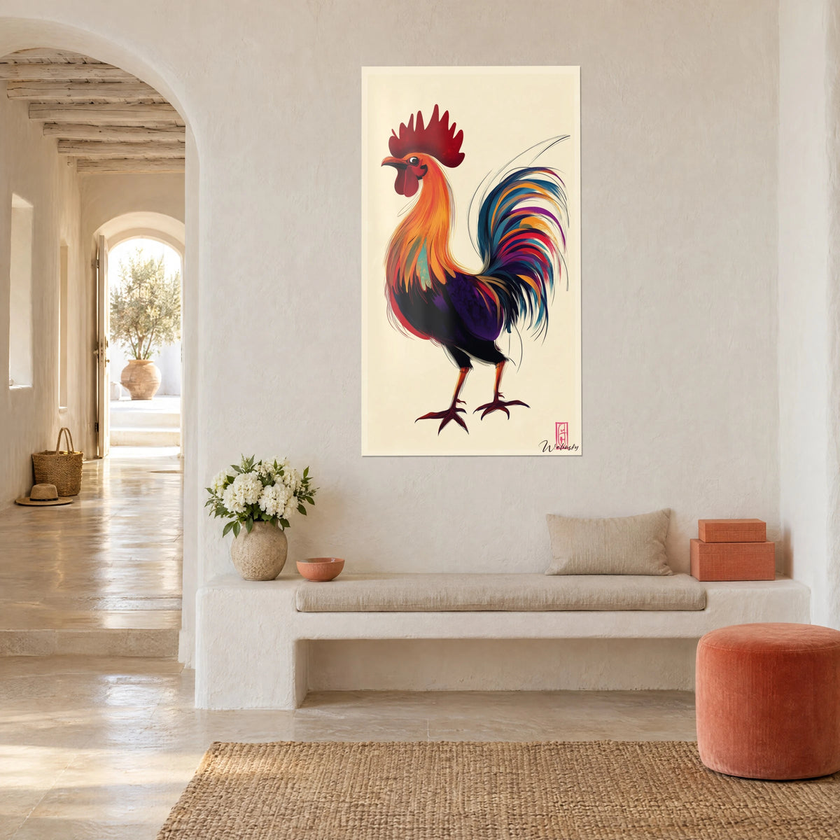 Tableau gallinacé en plumes safran et indigo, fond crème, vu de trois-quarts sur un mur blanc d'une maison méditerranéenne
