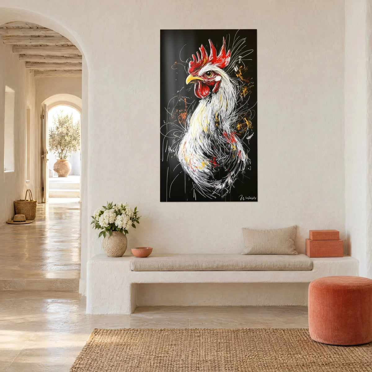 Cuadro de un gallo de cresta escarlata y pico amarillo, plumaje blanco rayado con trazos, sobre una pared encalada junto a un arco
