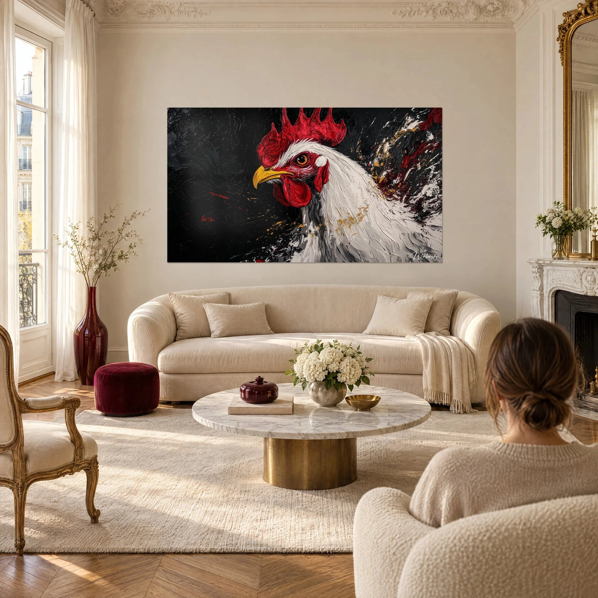 Gemälde Hahn in Weiß mit roter Kamm, gelbem Schnabel und orangefarbenem Auge auf schwarzem Hintergrund, über einem Sofa in einem hellen Wohnzimmer