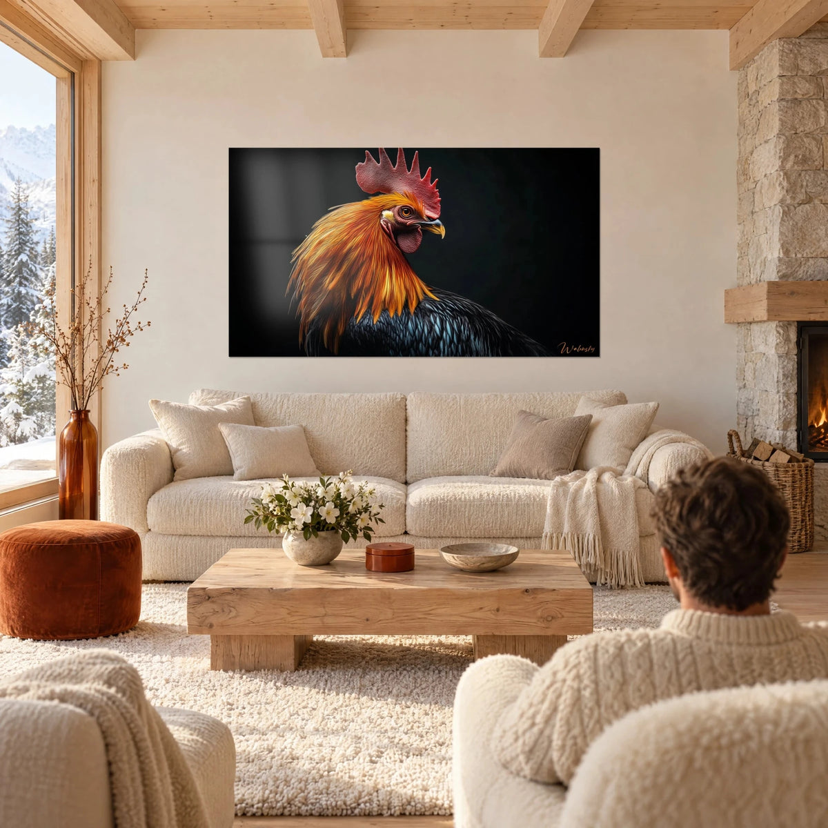 Gemälde eines stolzen Hahns mit roter Kamm und orangefarbener Halskrause auf schwarzem Hintergrund, ein Paar von hinten, über einem Sofa in einem hellen Wohnzimmer