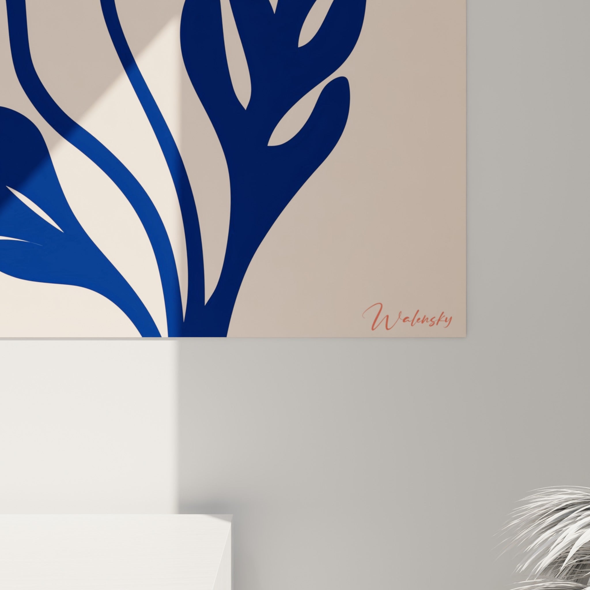 Grain lisse et aplats de rouge, corail et bleu marine se touchent sans transition sur cette impression florale