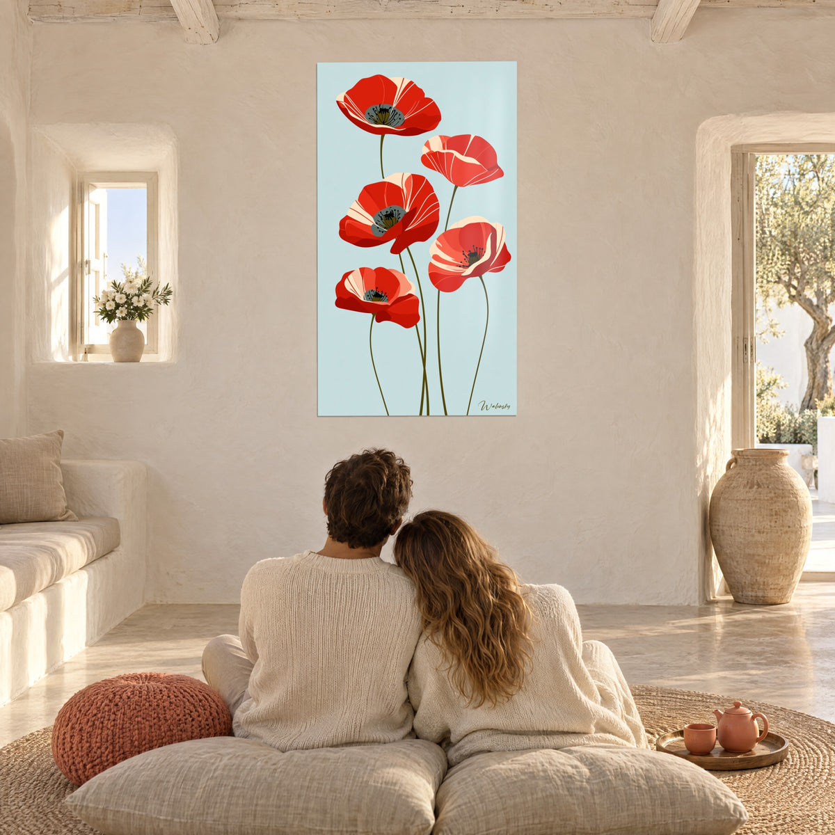 Quadro fiori di campo rosso corallo con cuori grigi, sfondo azzurro cielo, coppia abbracciata su cuscini, soggiorno bianco imbiancato