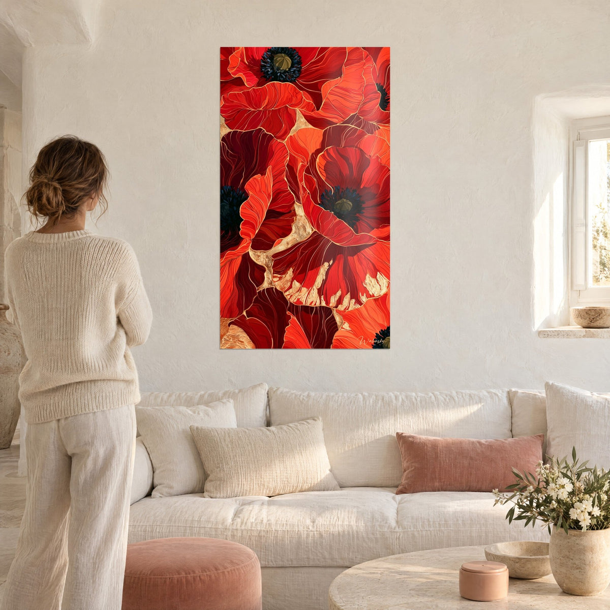 Schilderij met vuurrode klaprozen met gouden nerven, diep nachtblauw hart, vrouw met de rug naar de kijker, boven een bank in een lichte woonkamer