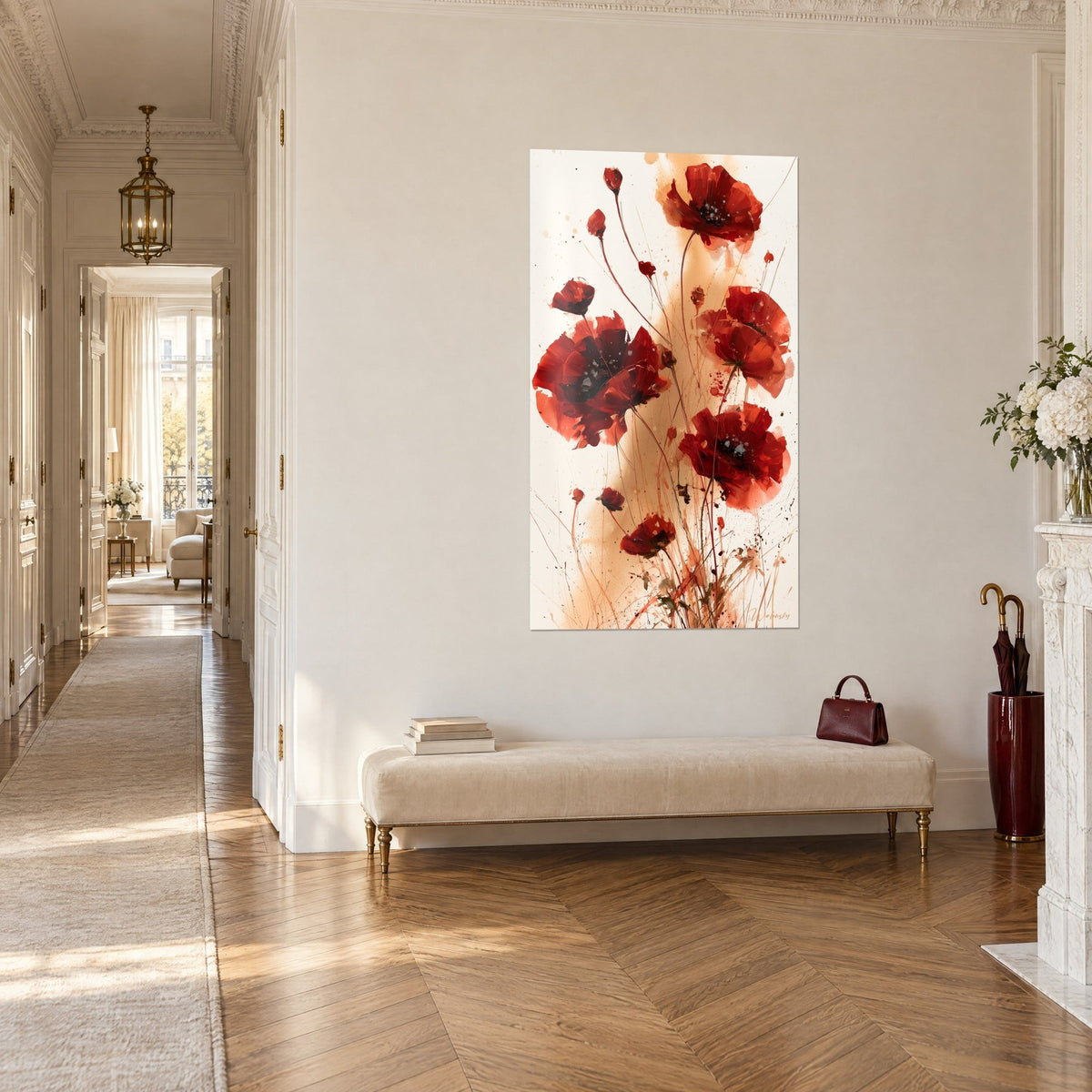 Tableau fleurs de coquelicot rouge sang, éclaboussures d'encre brune et halo beige, dans un couloir haussmannien parqueté