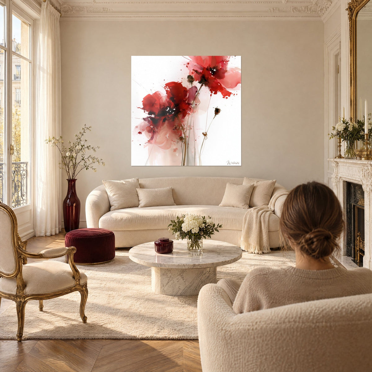 Cuadro de amapolas escarlata con salpicaduras de tinta sobre fondo blanco, en marrón y rosa pálido, encima de un sofá en un salón luminoso