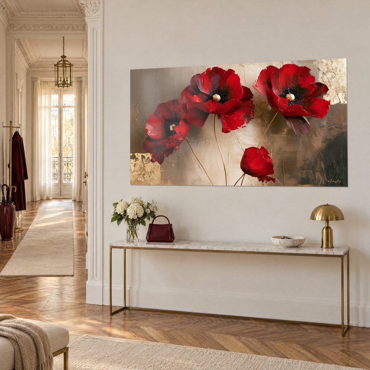 Tableau fleurs de pavot rouge vif à tiges arquées sur mur craquelé crème et doré, console en laiton, vue de trois-quarts, parquet en chevrons