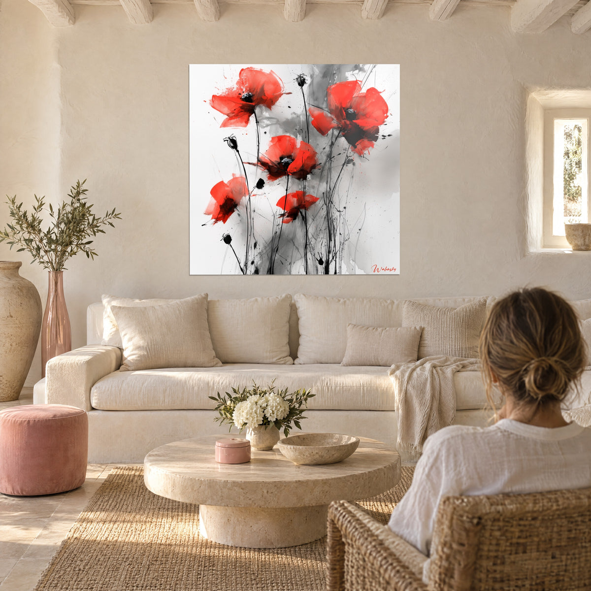 Cuadro de amapolas escarlata con tallos de tinta negra sobre fondo gris lavado, encima de un sofá en un salón luminoso