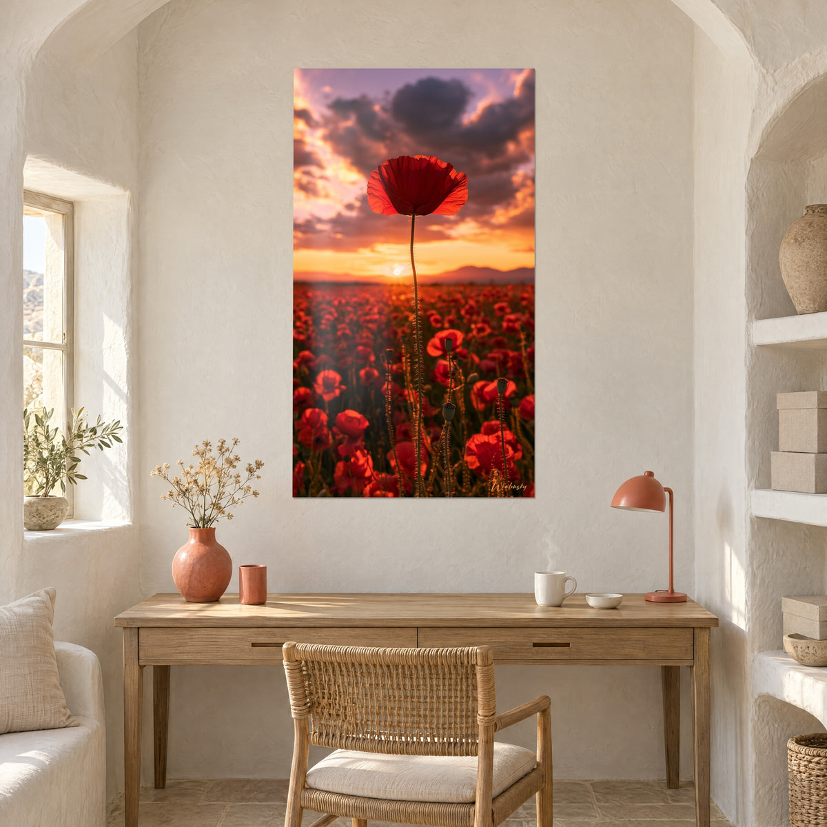 Quadro papavero rosso su cielo di fuoco arancio e viola, parete bianca sopra una scrivania in legno chiaro e lampada corallo