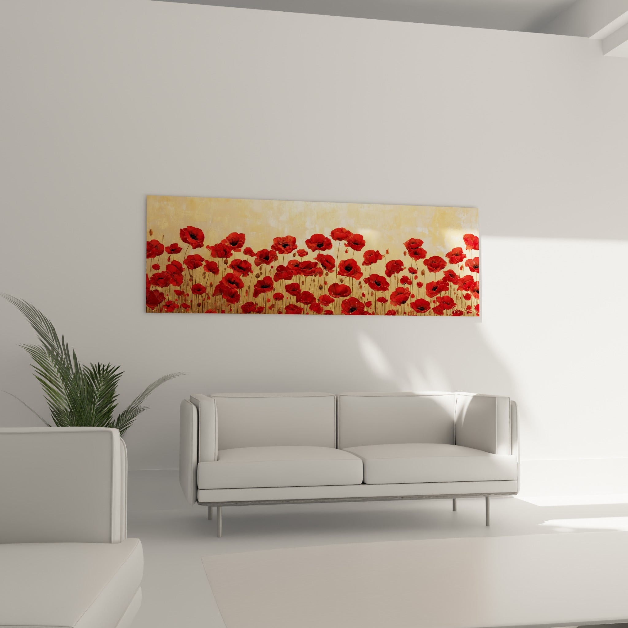 Fleurs de coquelicot rouge carmin sur fond jaune paille, au-dessus d'un canapé dans un salon lumineux