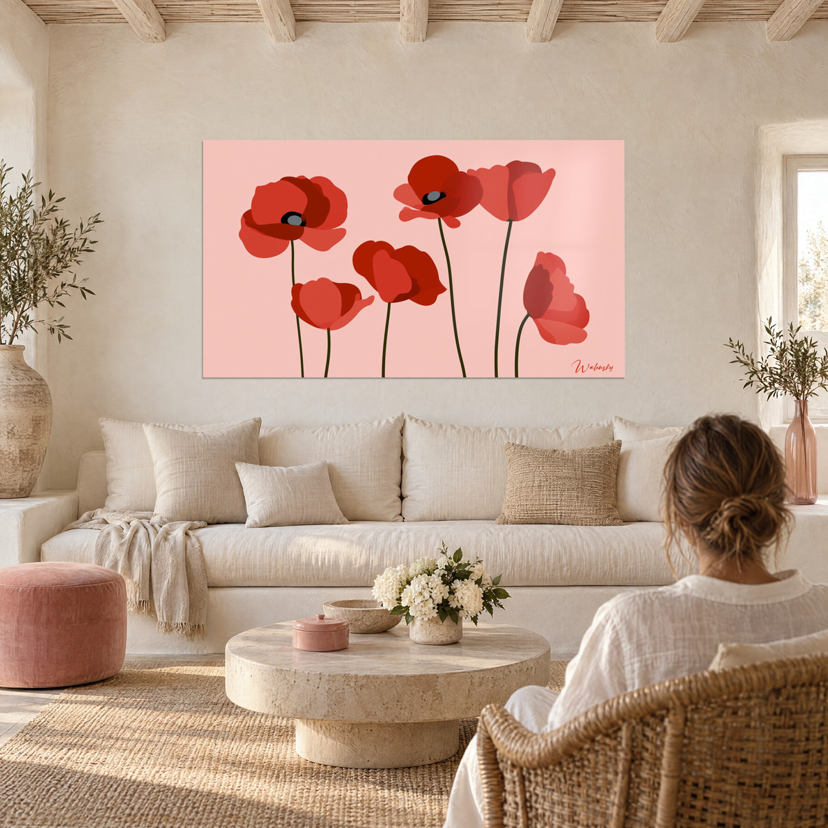 Schilderij vurig scharlaken klaprozen op poederroze achtergrond, donkerbruine stengels, vrouw van achteren, boven een bank in een lichte woonkamer
